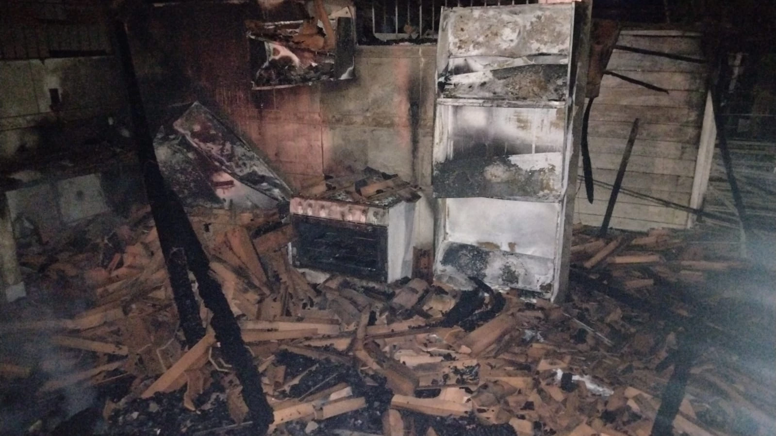 Cômodo ficou destruído após incêndio. (Foto: Divulgação / CBMMA)