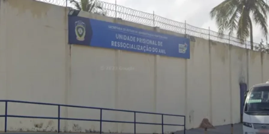 Ele teria conseguido pular o muro da unidade na última quinta-feira (10) e estava foragido da Justiça.