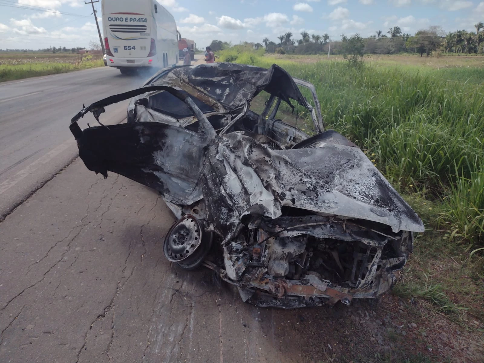 Carro com cinco pessoas pegou fogo após acidente. (Foto: Erisvaldo Santos / TV Mirante)