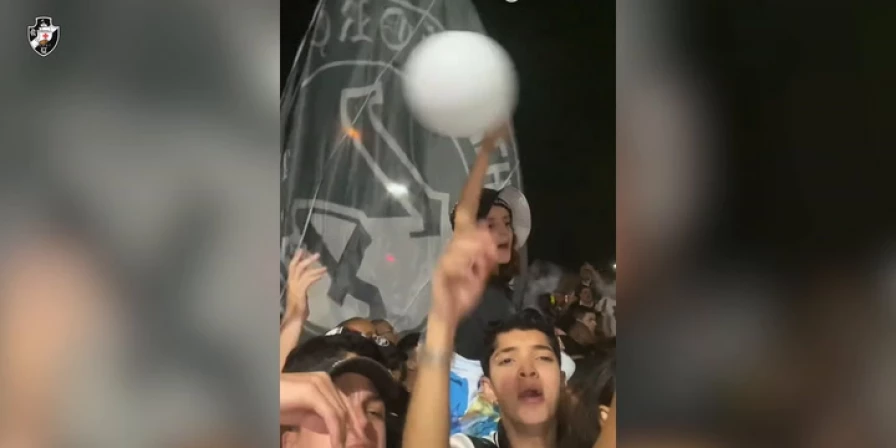 Dimitri Payet, meio-campo do Vasco da Gama, foi recebido com festa pela torcida do Vasco no Rio de Janeiro.