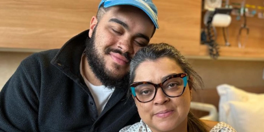 Preta Gil com o filho, Francisco, no hospital.