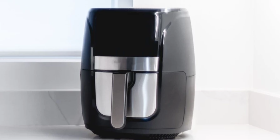 Um eletrodoméstico que utiliza tecnologia de convecção de ar quente para cozinhar alimentos.