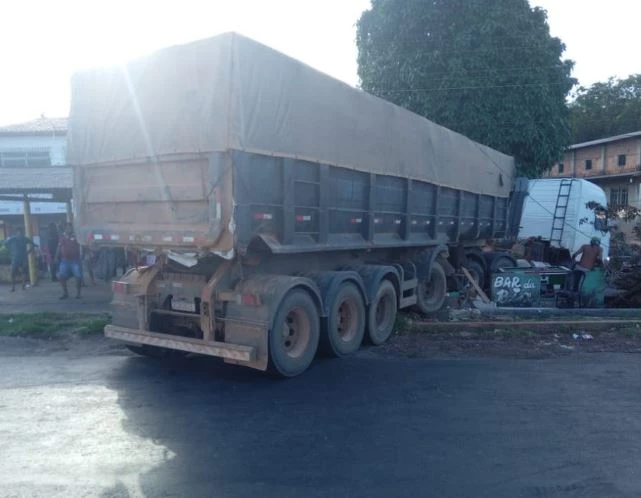Carreta que estava parada se deslocou de forma desgovernada. (Foto: Divulgação/PRF-MA)