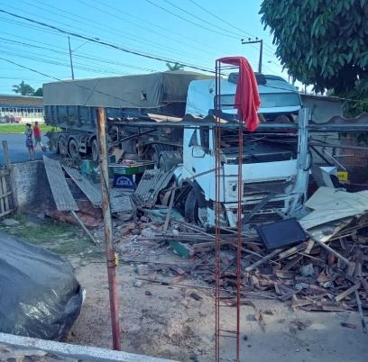 Carreta foi parar em meio a escombros na BR-135. (Foto: Divulgação/PRF-MA)