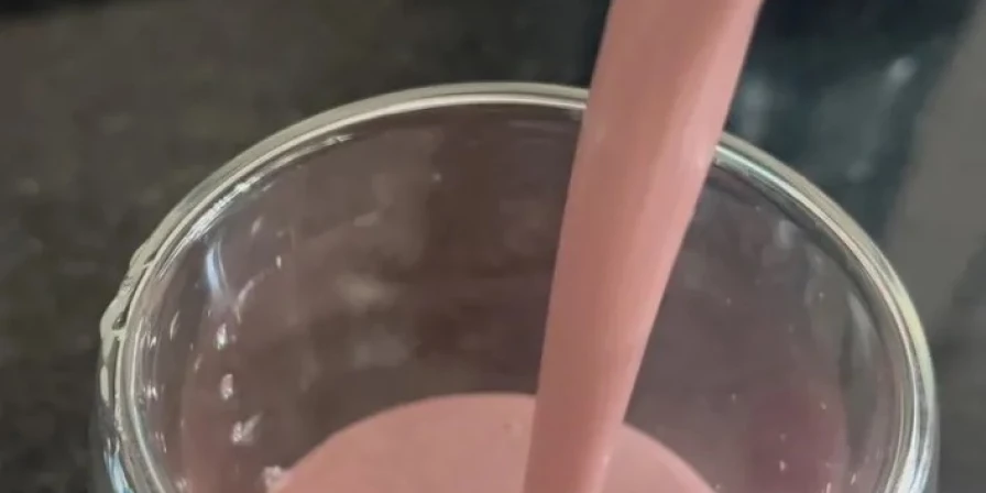 Experimente adicionar uma pitada de canela em pó ou raspas de chocolate amargo para uma sobremesa ainda mais saborosa.