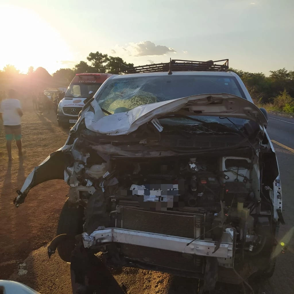 A van ficou com a frente destruída, e o motorista saiu ileso. (Foto: Divulgação/PRF-MA)