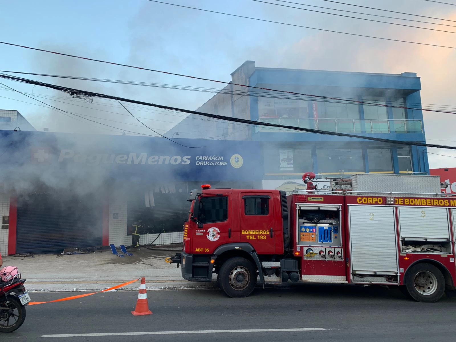 Equipe do Corpo de Bombeiros foi acionada para conter chamas em farmácia. (Foto: Paulo Soares/Grupo Mirante)