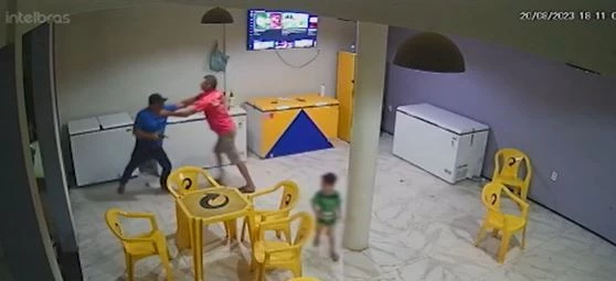 Imagens da câmera de segurança do local mostraram o momento em que se inicia uma discussão entre Manoel e a vítima Antônio. (Foto: reprodução)
