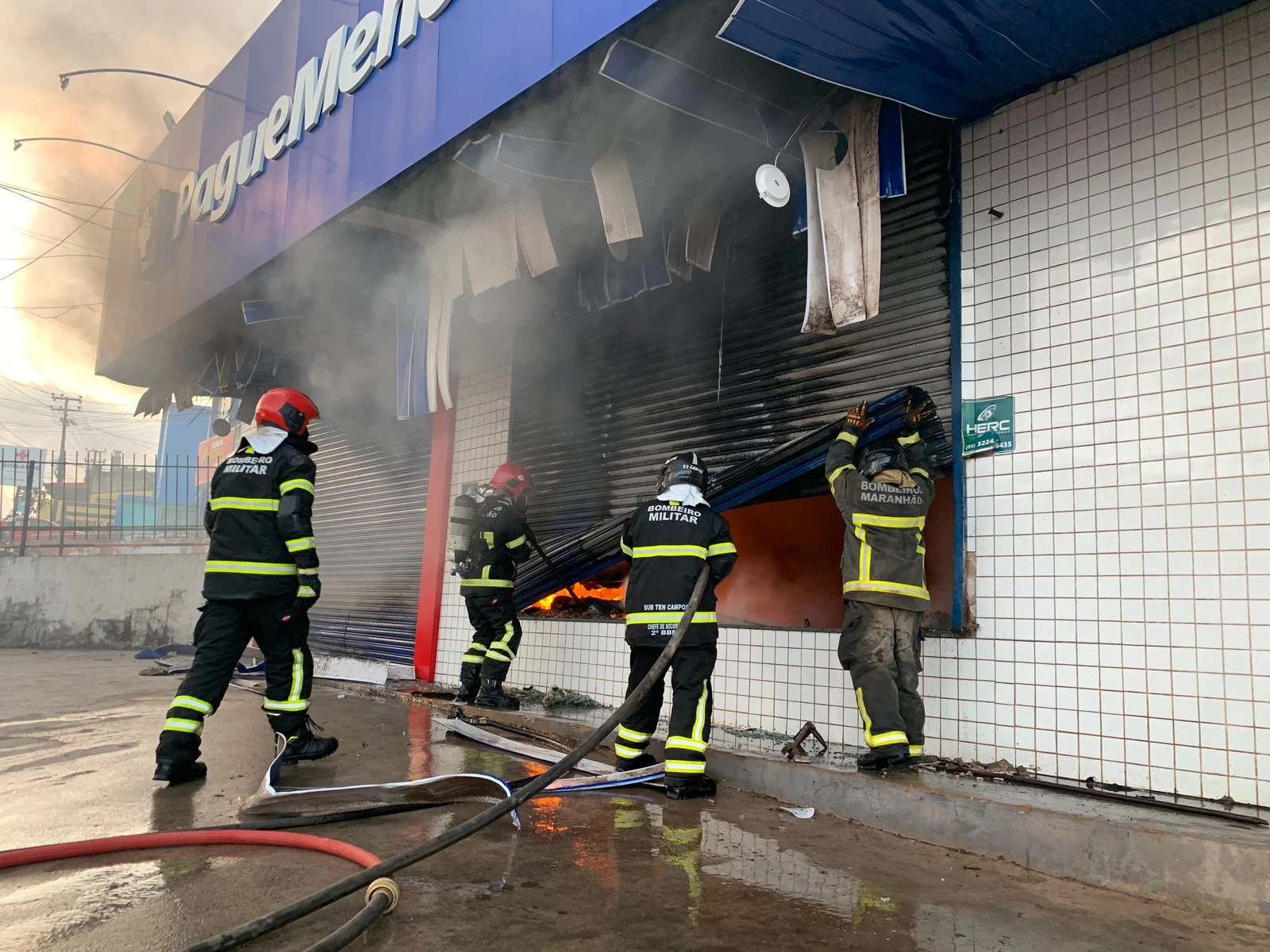 Bombeiros tentam apagar fogo em farmácia. (Foto: Paulo Soares/Grupo Mirante)
