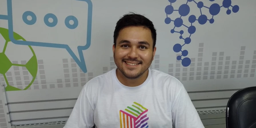 Gabriel Bartowski, que é assistente de comunicação da Apae de São Luís, concedeu entrevista ao Abrindo o Verbo.