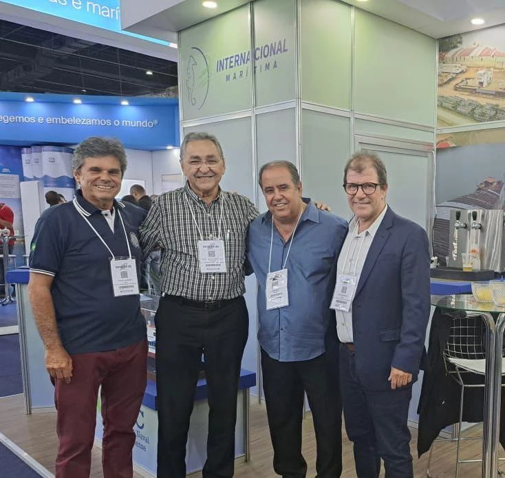 Luiz Carlos Cantanhede Fernandes, presidente do grupo Cantanhede, que engloba o estaleiro da Internacional Marítima, a Bate Vento Sailmaker & Catamarans e a INC, acompanhado por Carlos Renato Camorim, fundador Camorim Serviços Marítimos Ltda., dos diretores da Bate Vento, Sérgio Marques, e da INC - Indústria Naval Catarinense, Josuan Moraes