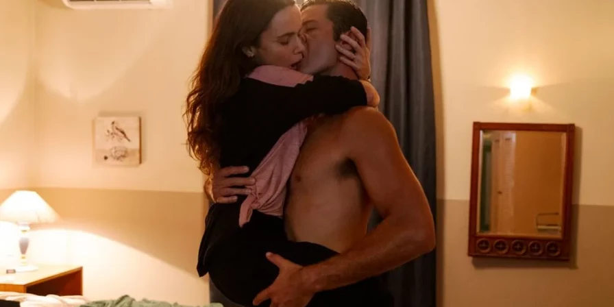 Lucinda (Débora Falabella) e Marino (Leandro Lima) se beijam pela primeira vez em 'Terra e Paixão'