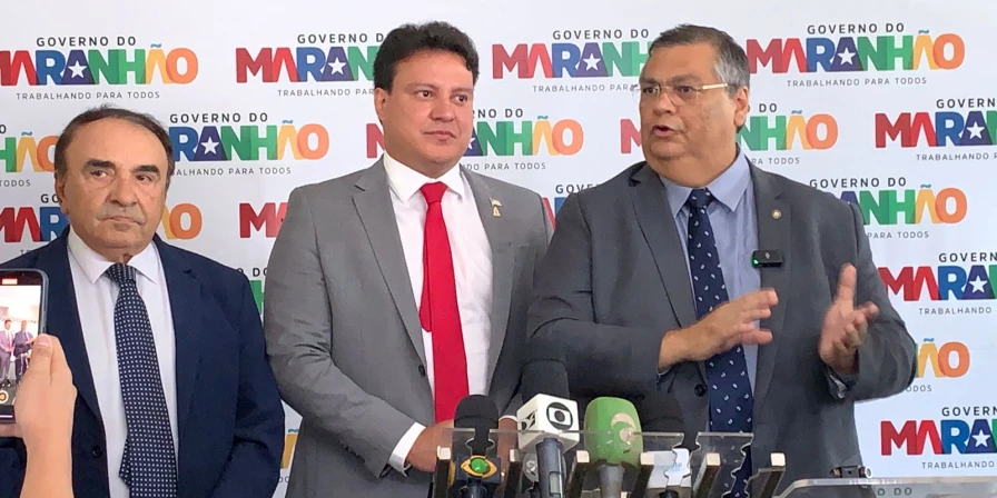 Dino fez pronunciamento ao lado de Felipe Camarão após ato oficial