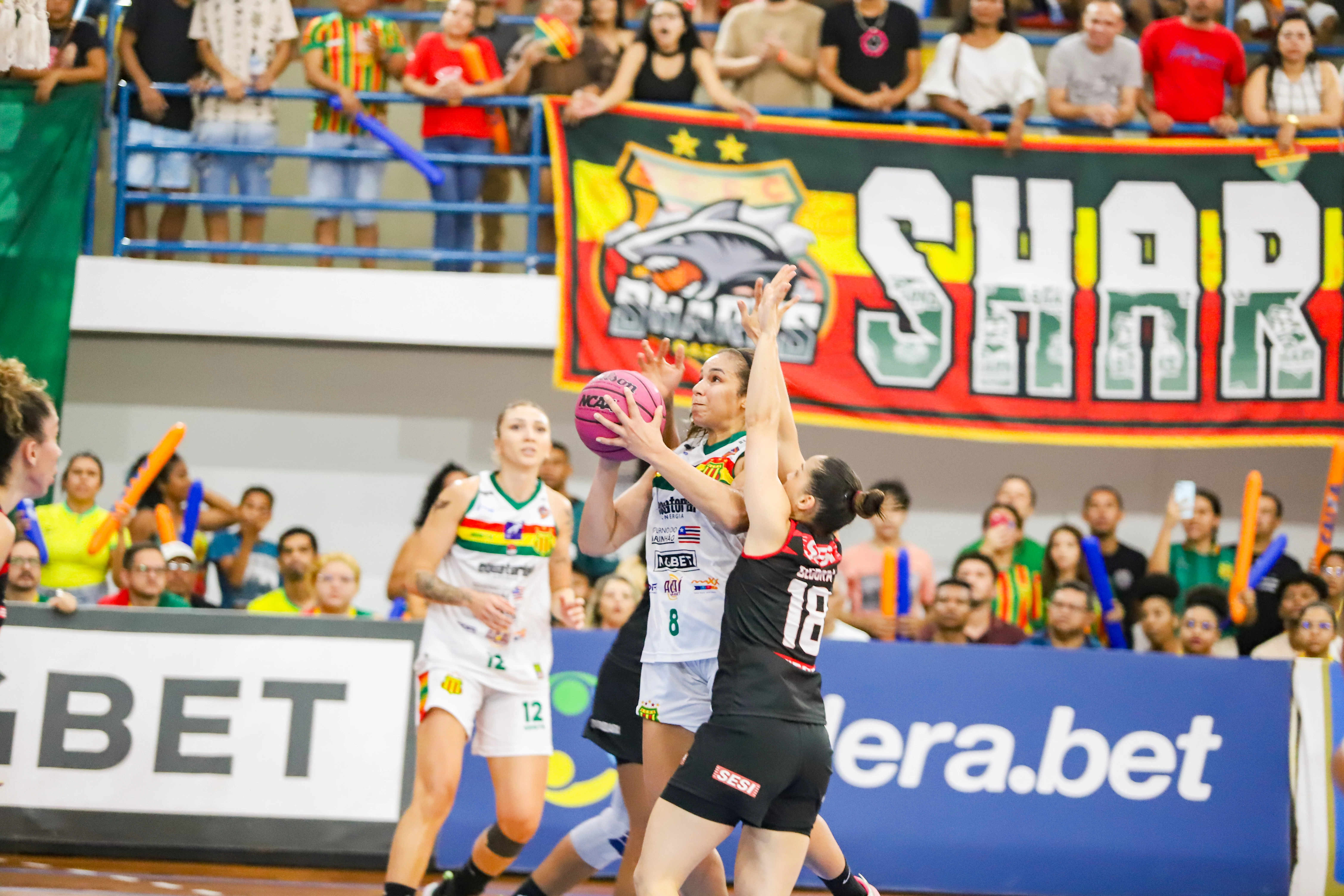 Tainá Paixão, MVP do jogo, em duela com a marcação do SESI ( Foto - João Marcos / Sampaio Basquete)