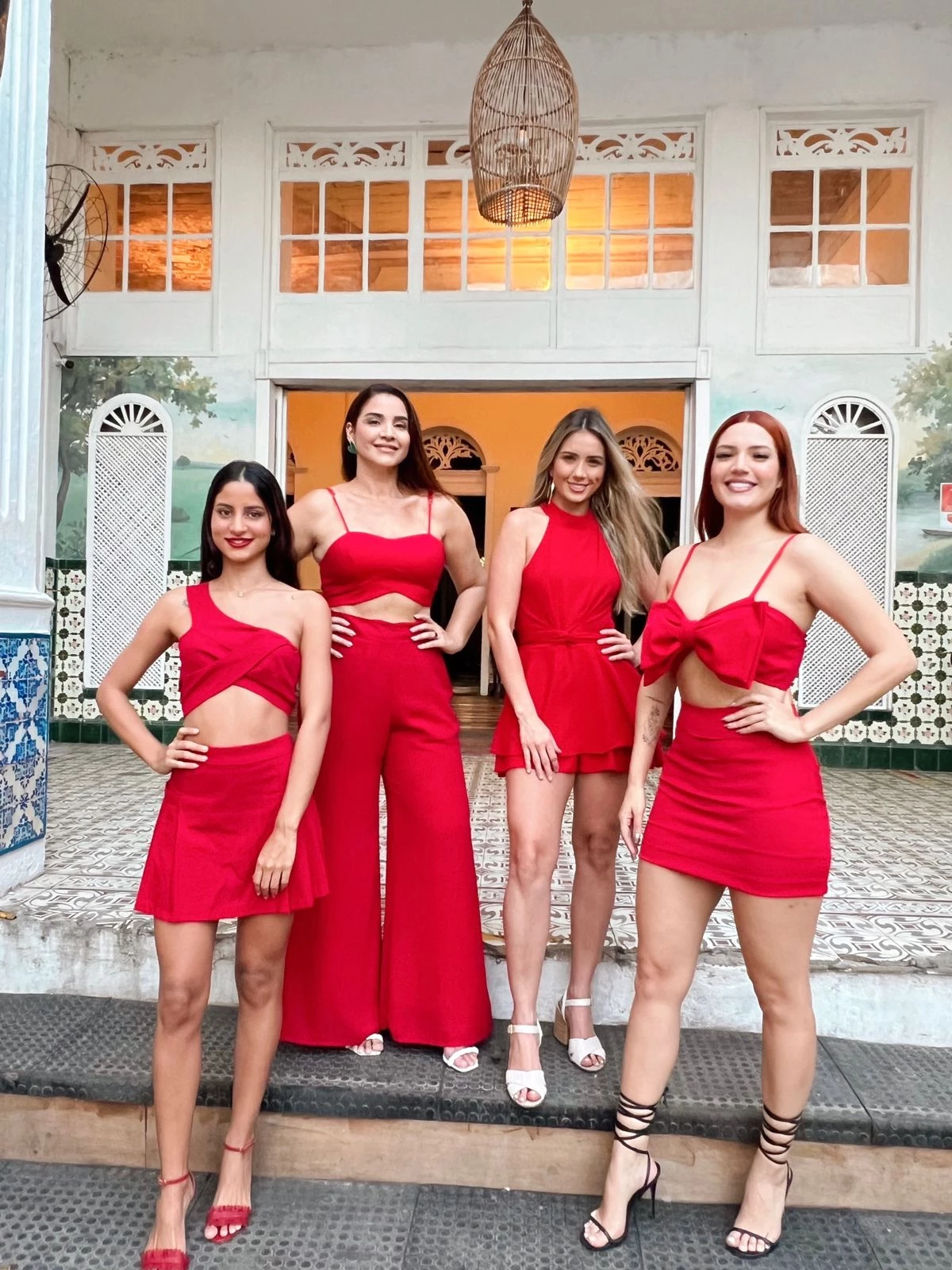 Hostesses do Casarão Colonial aguardam público neste domingo