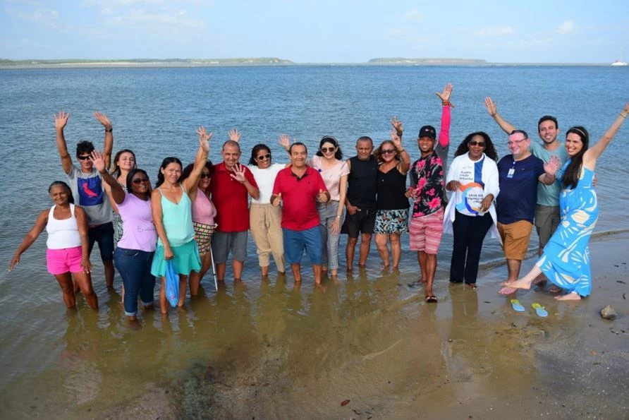 Pacientes em tratamento de câncer apreciam o mar em São Luís. (Foto: Divulgação/SES)