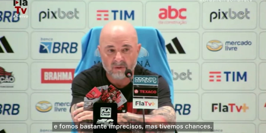 Treinador argentino foi "cornetado" pela torcida após o resultado frustrante no Rio de Janeiro