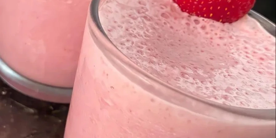 Esse suco de morango com leite vai refrescar os dias quentes de uma forma deliciosa!