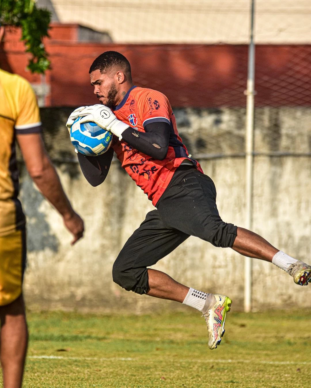 Moisés, esperança de classificação do lado atleticano, trabalhando no campo do Sesi (Crédito: Hiago Ferreira)