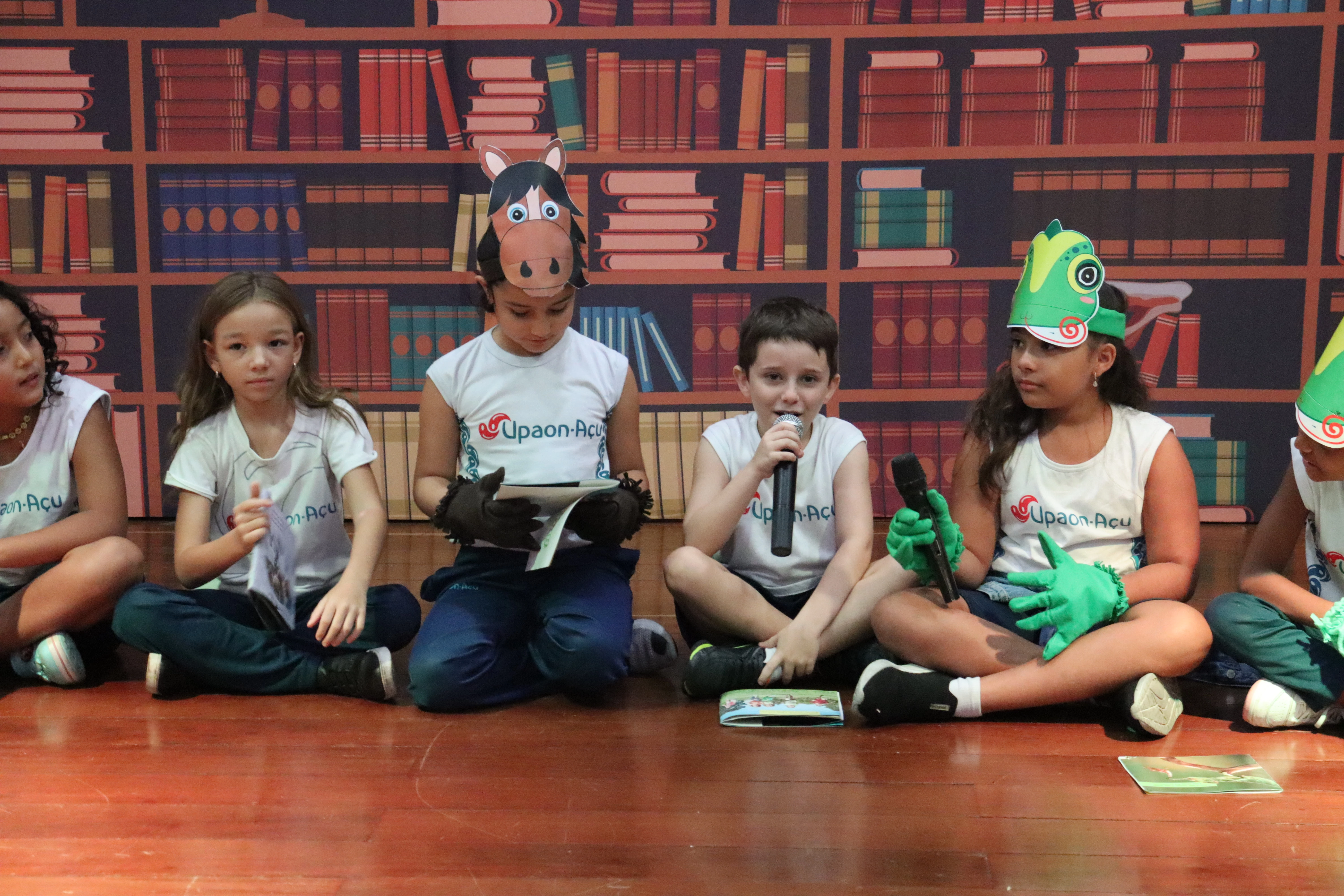 Alunos da escola Upaon-Açu em atividade que estimula desenvoltura e comunicação.