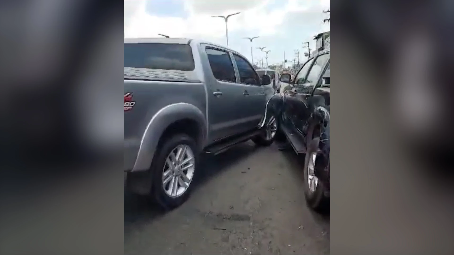 Em um dos acidentes, o homem agride verbalmente a outra condutora envolvida na colisão, depois entra no carro dele e bate, propositalmente, no veículo da mulher e depois vai embora. / Foto: Reprodução.