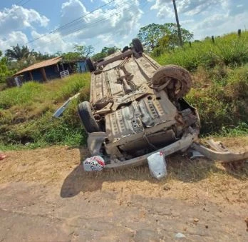 Carro capotou após atingir motociclista na MA-320. (Foto: Divulgação/Redes sociais)