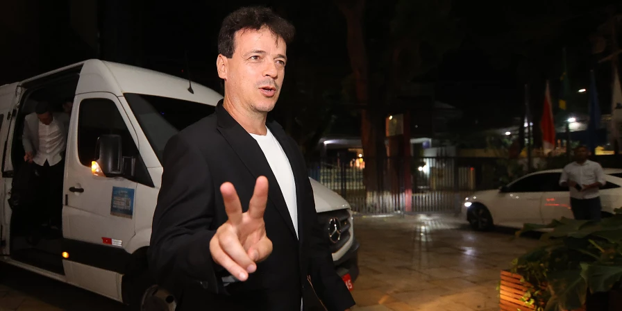 Fernando Diniz, técnico da Seleção Brasileira, na chegada ao hotel