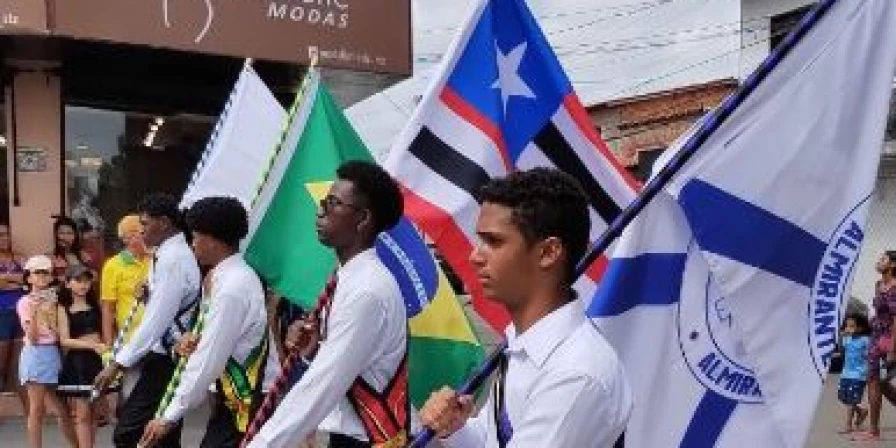 Alunos do Barjonas Lobão desfilaram com o tema “Educação e Esporte como Meios de Transformação”.