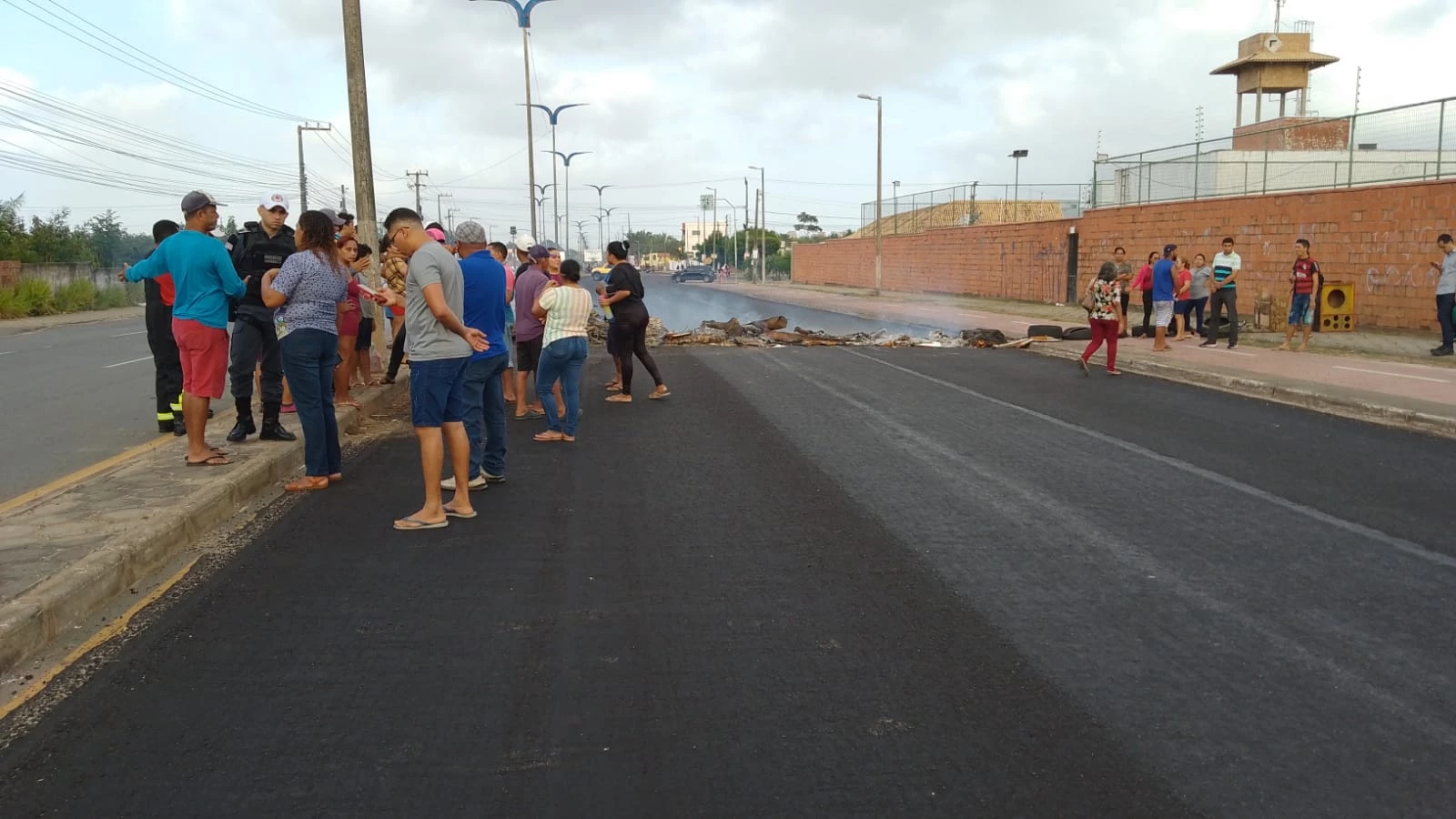 Protesto complica trânsito na MA-203, no Araçagi. (Foto: Juvêncio Martins/TV Mirante)