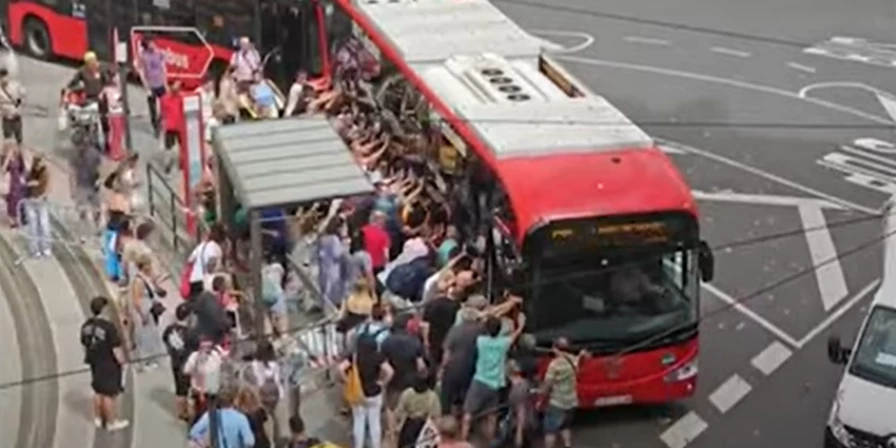 De acordo com testemunhos, o idoso tropeçou no momento em que o ônibus chegava ao ponto.