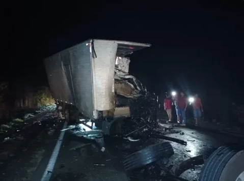Após o acidente, a via ficou totalmente bloqueada até as 4 h desta quarta .Foto: Divulgação