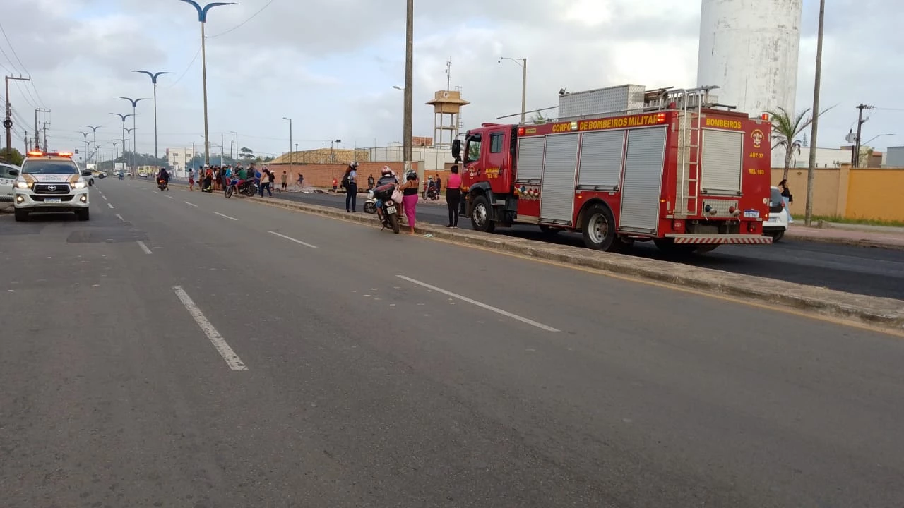 Equipes da polícia e dos bombeiros estão no local do protesto. (Foto: Juvêncio Martins/TV Mirante)