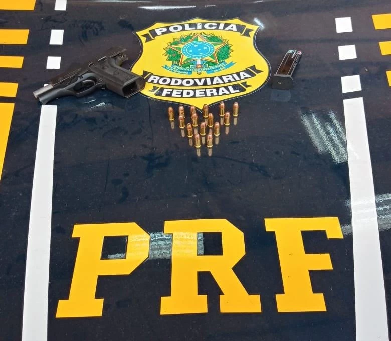 Arma de fogo estava no interior do veículo e mais um carregador contendo 15 munições. Foto: Divulgação / PRF-MA