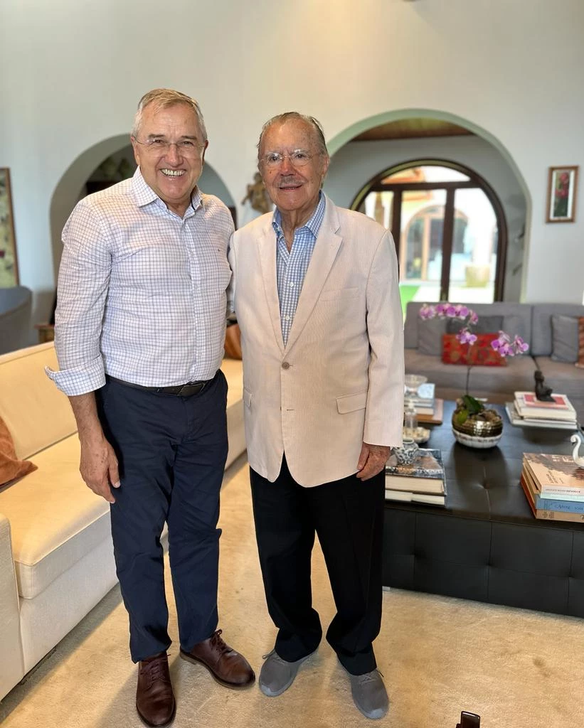 O escritor Laurentino Gomes em visita ao ex-presidente e escritor José Sarney, no Calhau