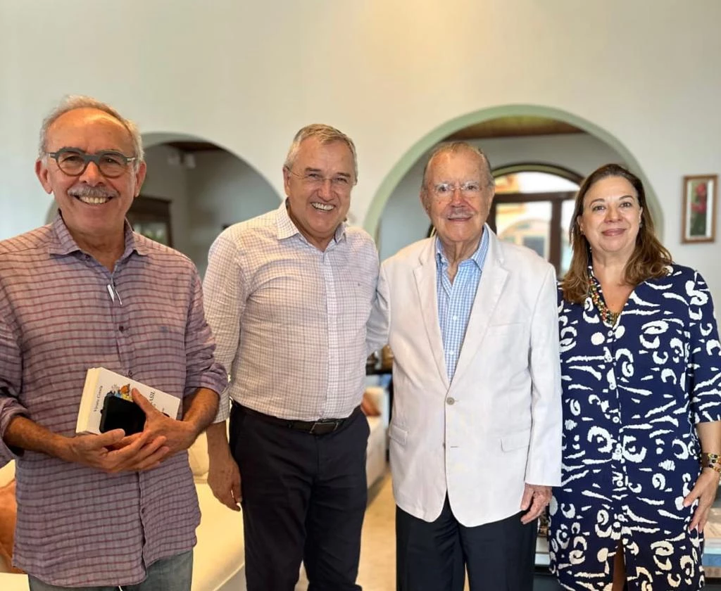 O acadêmico José Jorge Leite Soares (da AML) acompanhou o escritor Laurentino Gomes na visita ao escritor José Sarney