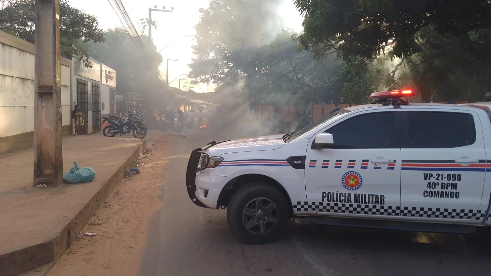 A Polícia Militar acompanha o protesto. (Foto: Juvêncio Martins/TV Mirante)