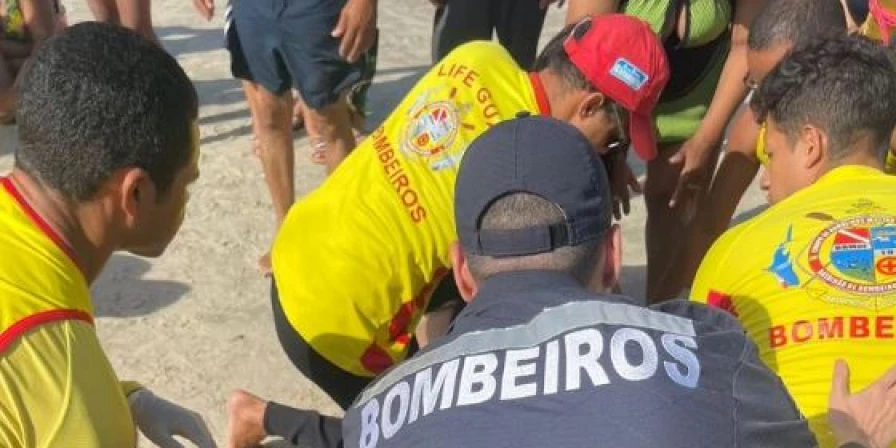Bombeiros atenderam vítimas na faixa de areia da praia do Calhau.