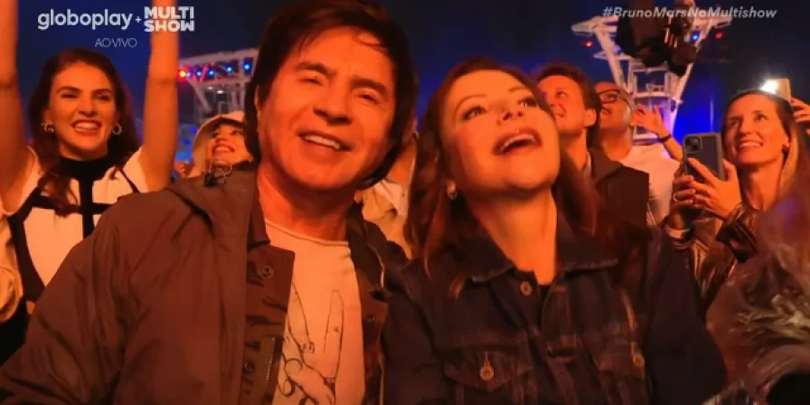 Xororó e família aparecem enquanto banda de Bruno Mars tocam Evidências.