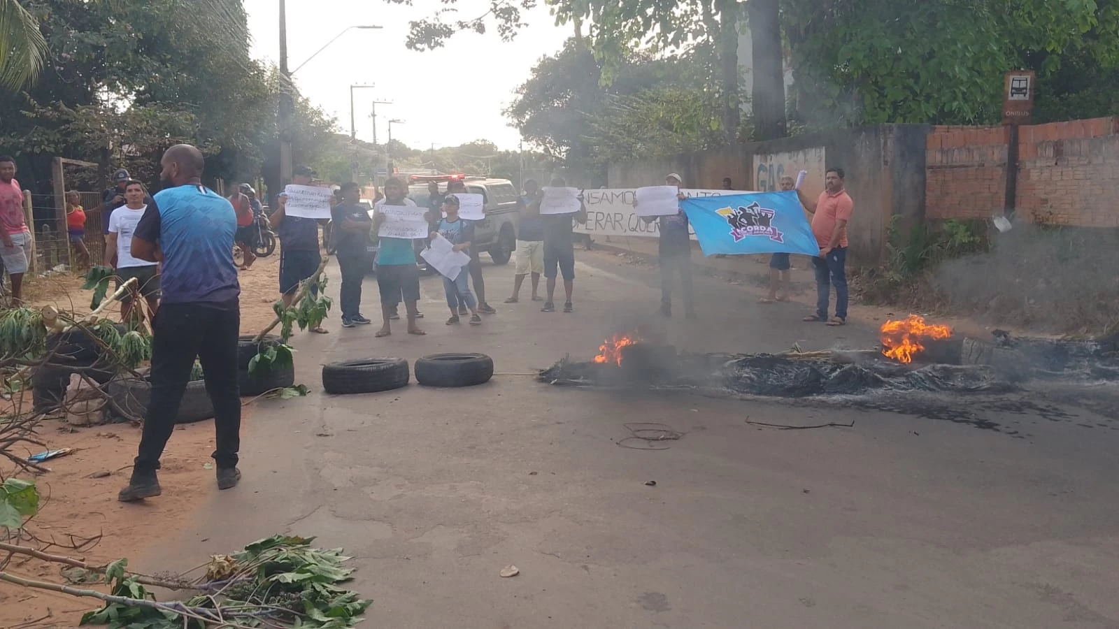 O trânsito foi bloqueado na região do Miritiua. (Foto: Juvêncio Martins/TV Mirante)
