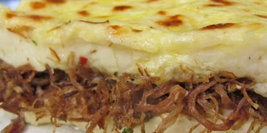 Escondidinho de mandioca com carne moída.