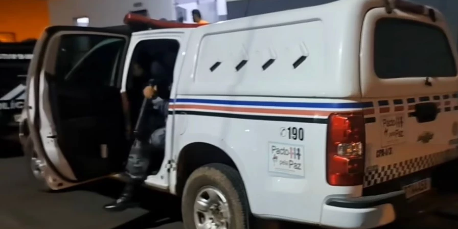 Polícia Militar prendeu um dos suspeitos de assaltar loja; outro suspeito morreu após troca de tiros.