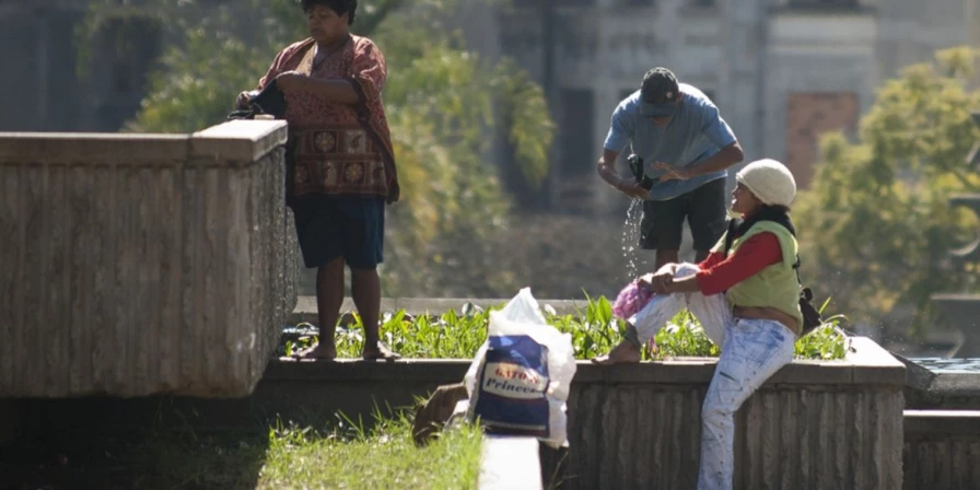 Pessoas em situação de rua sofrem com o forte calor.