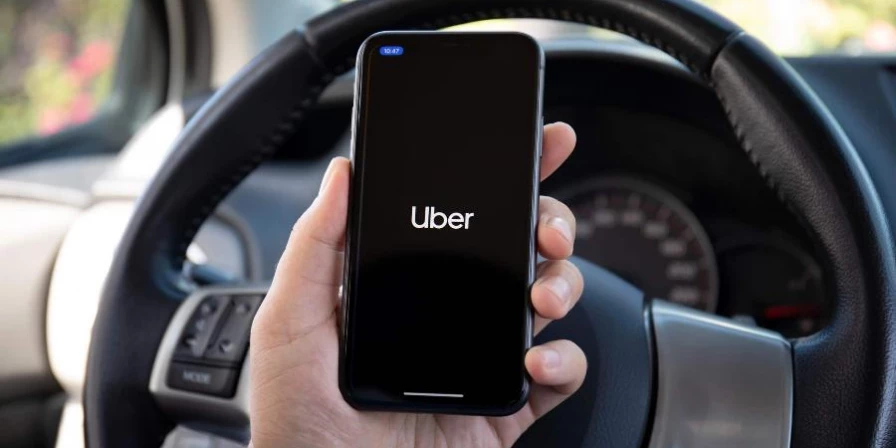 Uber terá que registrar seus motoristas em carteira, de acordo com decisão judicial.