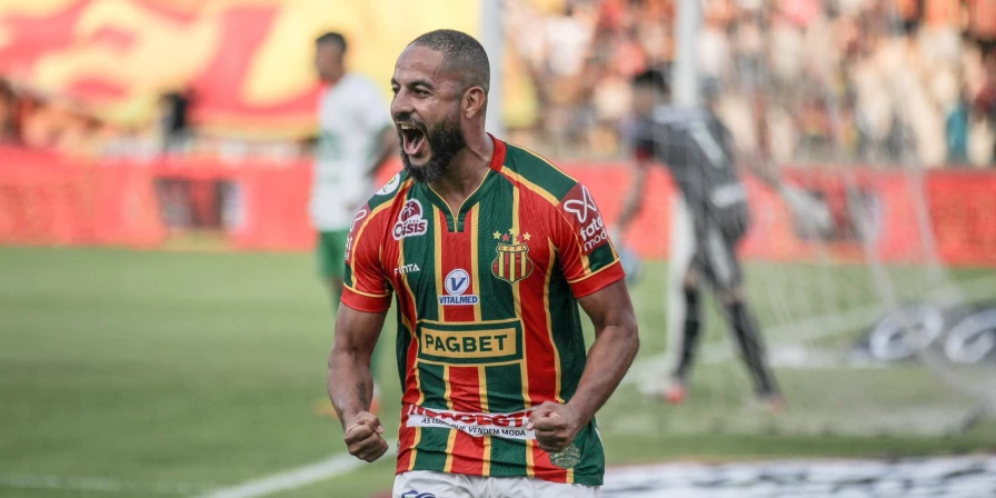 Ytalo comemora gol pelo Sampaio Corrêa