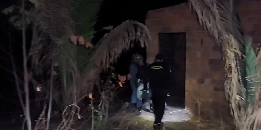 O cadáver estava enterrado em uma cova rasa e só foi localizado porque parte da cabeça ficou para fora da terra.