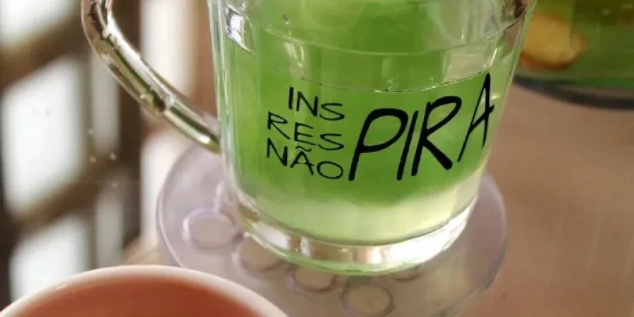 Com uma cor bonita e um gostinho refrescante, essa água saborizada com gelo verde vai deixar os dias de verão muito melhores.