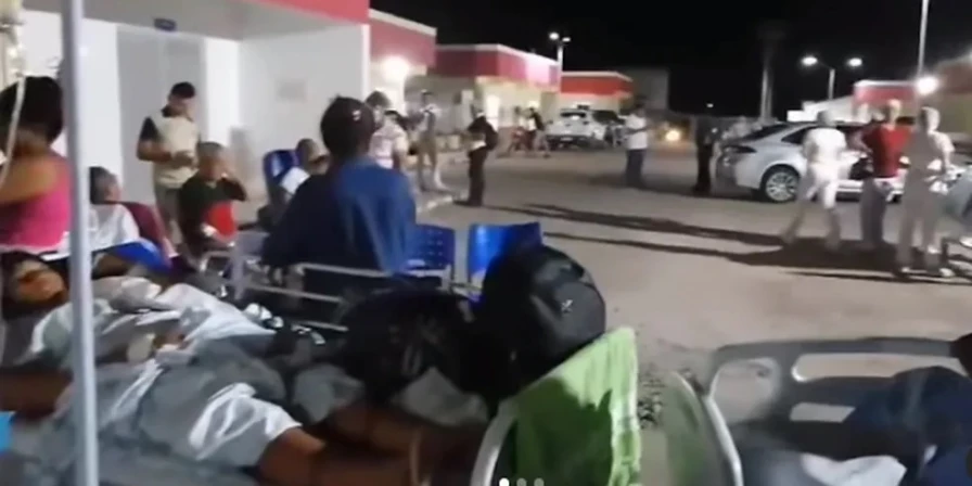 Pacientes na área externa do hospital após princípio de incêndio.