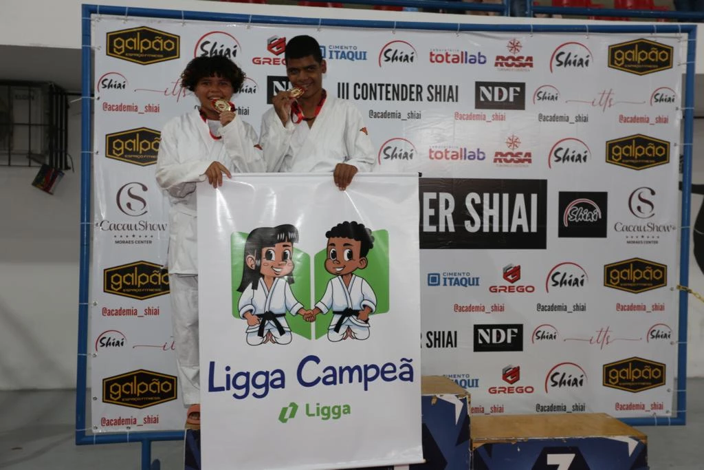 A emoção dos judocas Andressa Santos e Ivan Pedro no pódio com suas medalhas. (Foto: Divulgação)