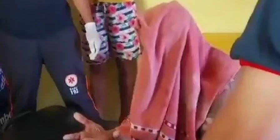 Homem que foi incendiado pela ex-companheira foi atendido por uma equipe do Samu.