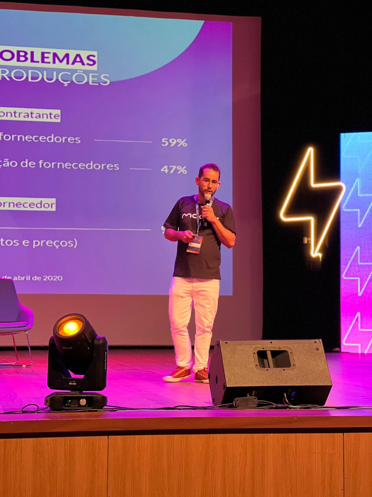 Sérgio Brandão, fundador e CEO da Moozk, apresentando o negócio no palco principal do evento.